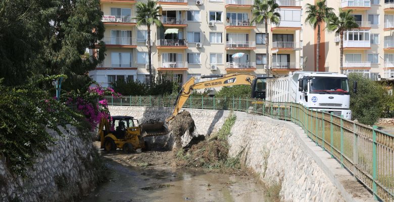 Mezitli Belediyesi dere yataklarında temizlik çalışmalarına  başladı