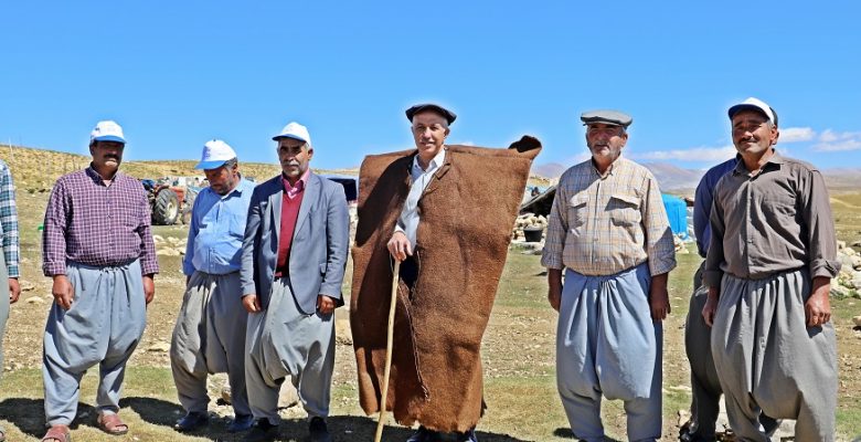 BAŞKAN GÜLTAK TOROSLARA GÖÇ EDEN YÖRÜKLERİ ZİYARET ETTİ