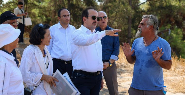 Vali Pehlivan, Yumuktepe Höyüğü kazı alanında inceleme yaptı